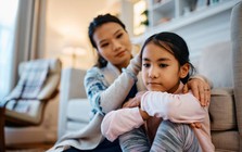 Khi con về nhà và mách bố mẹ điều này: Hãy phản ứng thật cẩn thận, xử lý sai cách sẽ khiến con tổn thương cả đời!