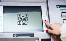 Rút tiền bằng mã QR tại ATM khác ngân hàng được không