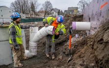 Khảo sát cho thấy Gen Z thích làm công nhân thay vì học ĐH: Phí học nghề thấp, lương cao hơn "bàn giấy" và ít bị thay thế bởi AI