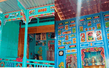 Nhà gỗ miền Tây: Vì sao phải xanh ngắt, hoa văn rực rỡ mới ra đúng chất "miệt sông nước"?