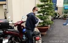 Cậu sinh viên gầy gò, chạy xe máy cà tàng bị bảo vệ chặn lại hỏi "Em đi đâu": Danh tính thật khiến ai cũng ngỡ ngàng!