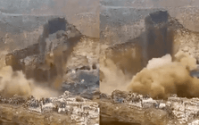 Kinh hoàng cảnh tượng đất đá đổ sập khiến ít nhất 70 người thiệt mạng