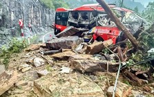 Hiện trường sạt lở núi đè bẹp ô tô khách ở đèo Khánh Lê, ít nhất 6 người chết