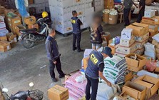 Một thiếu tướng chỉ huy cuộc đột kích, tóm gọn đường dây sản xuất hóa chất nông nghiệp giả, tịch thu loạt thuốc diệt cỏ, thuốc trừ sâu không giấy phép