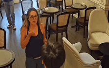 Khách Tây chắp tay lạy chủ quán ở Hà Nội vì bán đồ ăn quá ngon: Vị khách gọi 12 món