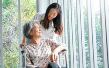 Người phụ nữ nghỉ việc, chăm mẹ bị liệt suốt 12 năm nhưng khi phát hiện di chúc chỉ có tên em trai lại khẳng định: "Tôi không phản đối"