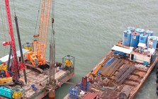 Tấp nập thi công cầu đường vượt biển dài nhất Việt Nam