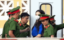 Cận cảnh Thuỳ Tiên bị còng tay áp giải đến toà, mặc áo màu xanh đặc biệt gây chú ý