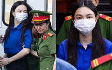 Cận cảnh Thuỳ Tiên bị còng tay áp giải đến toà, mặc áo màu xanh đặc biệt gây chú ý