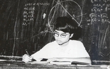 Bức ảnh đen trắng tưởng bình thường nhưng hé lộ cậu bé 15 tuổi từng khiến cả Việt Nam ngỡ ngàng, U60 giới học thuật vẫn nể khi nhắc tên