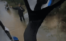 Cha già lội nước, xin xe tải cho con quá giang lên thành phố đi học: Câu trả lời hút triệu view!