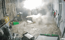 Clip sóng biển tràn vào nhà dân do ảnh hưởng của bão số 13: khoảnh khắc khiến tất cả kinh sợ