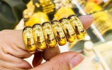 Người phụ nữ đem gần 14 chỉ vàng đi bán đúng ngày giá cao, cửa hàng lạnh lùng thông báo: "Đúng số sê ri nhưng vàng của bà là giả"