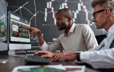 Khối ngoại thẳng tay bán ròng hơn 1.300 tỷ đồng trong phiên VN-Index giảm sâu, cổ phiếu nào bị "xả" mạnh?