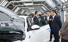 Đón Bộ trưởng Lào, nhà máy ô tô công suất 120.000 xe/năm tuyên bố lấn sân sang xe điện và muốn xuất khẩu sang Lào