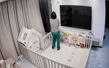 Mẹ lén xem camera sau 2 ngày đi công tác, sốc nặng vì điều lạ bảo mẫu làm với con mình