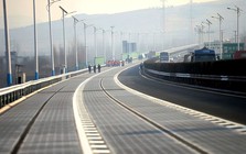 Chỉ có thể là Trung Quốc: Đường cao tốc tạo ra điện, phương Tây cũng phải thốt lên "đáng kinh ngạc"