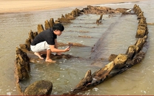 Cận cảnh tàu cổ 'lộ thiên' ven bờ biển Hội An sau mưa bão