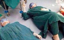 Bức ảnh 2 bác sĩ phẫu thuật nằm trên sàn phòng mổ lạnh lẽo viral khắp mạng