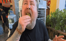 Khách Tây trầm trồ trước món đặc sản bình dân Việt Nam, nhận xét: "Đây là đồ ăn ngon nhất tôi từng ăn"