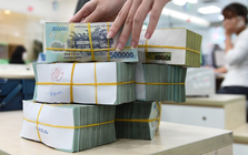 Tiền gửi khách hàng sụt giảm tại nhiều ngân hàng