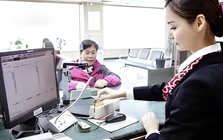 Mẹ qua đời để lại 1 cuốn sổ tiết kiệm, con gái đến ngân hàng rút tiền mà chết sững vì câu nói của nhân viên