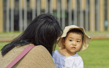 Khi người mẹ “khéo ăn khéo nói” lại sinh con nhút nhát và ít nói - 2 lý do tâm lý học khiến phụ huynh nào cũng nên gật gù