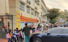 Ô tô Lexus của hiệu trưởng chắn lối và lời cảnh báo an toàn ở trường học