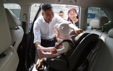 Người lái ô tô không được cho trẻ em dưới 10 tuổi ngồi cùng hàng ghế