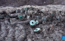 Phát hiện kho báu nặng 1,5 tấn gồm hàng triệu vật thể "xâu thành chuỗi", có màu xanh lục dưới hố sâu 0,5m