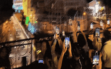 Giống Thượng Hải, điểm ngay trung tâm TP.HCM khiến nhiều người xếp hàng chỉ để xem khoảnh khắc lúc 18h45