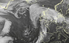 Cảnh báo ĐỎ: Cơn bão mới giật 160 km/h hoành hành, trường học đóng cửa, chuyến bay bị hủy hàng loạt