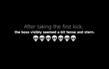 Robot hình người Trung Quốc đá CEO công ty ngã lăn quay