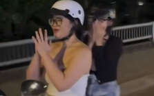 Sốc: Cô gái trẻ chắp tay lạy khi đang điều khiển xe máy