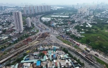 Vì sao cuối năm, TPHCM vẫn dày đặc rào chắn và công trình đào đường?