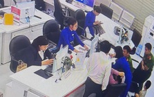 Kiểm tra điện thoại của vị khách đến rút sổ tiết kiệm 900 triệu: Nhân viên ngân hàng phát hiện chuỗi tin nhắn lạ, liền thông báo khẩn cho công an