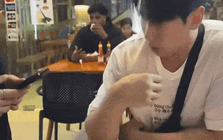 Khách Hàn đến Việt Nam đi ăn đặc sản, sợ một loại rau đến mức... phải viết lên áo