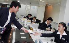 Cho bạn chiến hữu vay 70 triệu đồng, rồi mất liên lạc, 10 năm sau đi huỷ thẻ thì được thông báo: tài khoản có hơn 140 triệu đồng