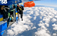 Video thót tim: Người nhảy dù bị thổi bay, treo lơ lửng trên đuôi máy bay ở độ cao 4.600 mét