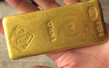 Phát hiện thỏi vàng 1 kg trị giá hơn 4 tỷ đồng dưới bồn tắm, người đàn ông suýt vứt cả ‘kho báu’ vào sọt rác