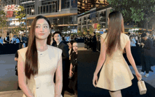 Lương Thùy Linh khoe cặp "kiếm Nhật" 1m22 trên thảm đen, nhan sắc qua camera thường lần này thế nào?