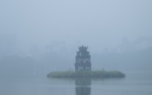 Sáng thứ Bảy, Hà Nội khác lạ khi hứng trọn combo sương mù, ô nhiễm, mưa lạnh