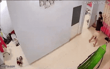 Clip gây phẫn nộ: Chồng túm tóc, đấm vợ tới tấp như kẻ thù, mặc con nhỏ khóc thét hoảng loạn dưới sàn nhà