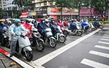 Ngày đầu vận hành camera AI, dân Hà Nội đội mưa rét dừng chờ đèn đỏ thẳng tắp