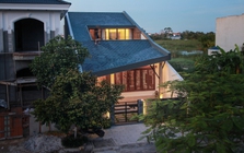 10 năm xa mẹ và món quà khiến ai cũng lặng người: Con trai xây căn nhà nhỏ gom lại cả một đời yêu thương