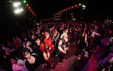 Dòng người đổ về Vinhomes Ocean Park 2 bất chấp mưa rét