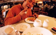 Mạch máu không chịu nổi "kẻ thù" này: 5 thói quen sau khi ăn no âm thầm khiến đột quỵ trầm trọng hơn