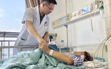 Người phụ nữ liệt nửa người vì trở mình lấy điện thoại giữa đêm: Đừng xem nhẹ những dấu hiệu cảnh báo này