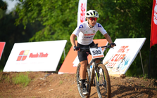 Cảnh tượng hàng trăm tay đua "khủng" đổ đèo, băng dốc thẳng đứng trên cung đường Sơn Tiên