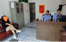 Biết rõ đã bị lừa mất sạch 150 triệu, người phụ nữ đến báo cảnh sát, sau đó về nhà chuyển thêm 75 triệu vào tài khoản của kẻ lừa đảo